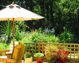 Weston Manor Bed and Breakfast - Totland - Patio