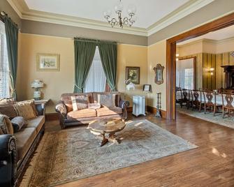 Gorgeous Historic Victorian - Walk to Downtown Truckee! Central to ski resorts! - Truckee - Living room