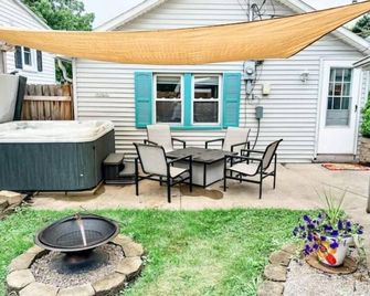 Love Shack Private Hot tub steps to Jet/Town - Port Clinton - Patio