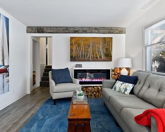 Excelsior nautical themed home, with fenced yard! - Excelsior - Huiskamer