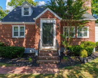 Stylish & Spacious Princeton Basement Apt with King Bed, Private Entrance - Princeton - Building