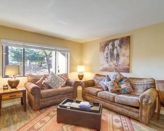 The Painted Pony Condo with Pool and Gym Access! - Sedona - Living room