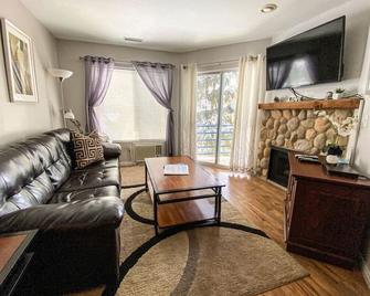 Inn Building Condo #206 Beautiful updated condo - Garden City - Sala de estar