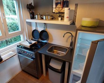 Tiny house by the lake! Lakeside yard with an own jetty and sauna! - Strausberg - Keuken