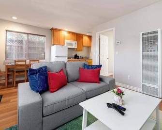 Bright Quiet Comfy 1BR Cottage in Mountain View - Mountain View - Living room