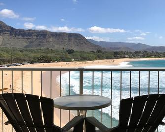 Beachfront Studio located on the 5th floor overlooking Makaha Beach - Waianae - Balcony