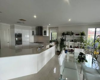 Blue Sanctuary - Point Clare - Kitchen