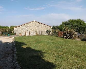 Rural Gite in quiet surroundings - Champagne-Mouton - Vista del exterior
