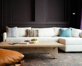 The Shumaker | Unit 109 | Stylish Lancaster Apt - Lancaster - Obývací pokoj