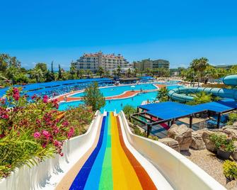 Vonresort Golden Beach - Side - Pool