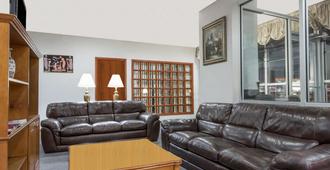 Ramada Limited Norfolk - Norfolk - Living room