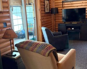 Minocqua Lac du Flambeau WI Northwoods Log Loft Cabin on Amber Lake - Lac du Flambeau - Living room