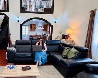 Johnny's House by PontaNegraAzores - Biscoitos - Sala de estar