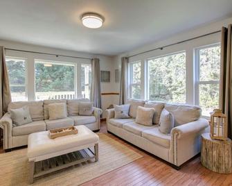 Seaside Serenity at Starfish Beach Bungalow With Hot Tub - Grayland - Sala de estar