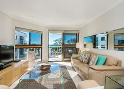 Bayview Beachfront Apartments - Byron Bay - Living room