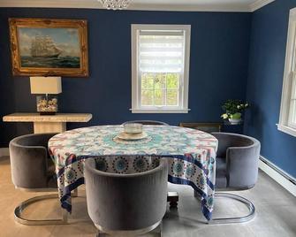 Charming 4-bedroom house with AC and WiFi in fabulous Westport - Westport - Comedor