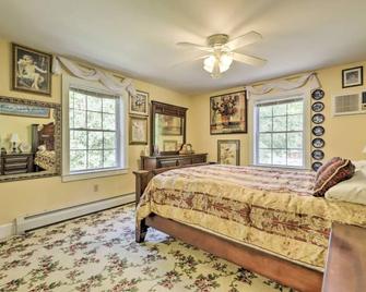 Famous Estate and Mansion with unmatched amenities for our prized guests! - Pomfret - Bedroom