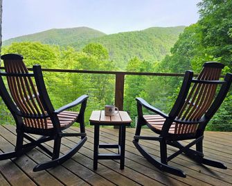 Private retreat with mountain views and a cascading creek on 3 acres. Fast wifi - Maggie Valley - Balcon