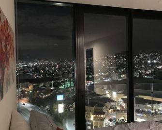 New 2bed/ 2ba across from Caliente/ Xoloizcuintles Stadium & Casino - تيجوانا - شرفة