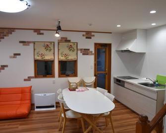 Kawaguchiko Cottage Minami - Fujikawaguchiko - Dining room
