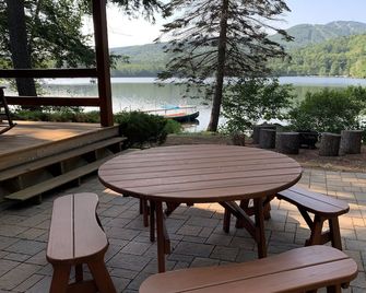 Waterfront Log Cabin with Mt. Sunapee Views - Sunapee - Patio