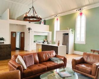 Cosy Historical Chuch in Quaint Mountain Village. - Reefton