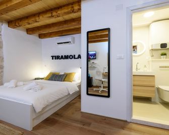 Apartments & Rooms Tiramola - Old Town - Trogir - Bedroom