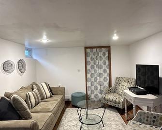 Adorable lake house retreat - steps from the lake and restaurants! - Pewaukee - Living room