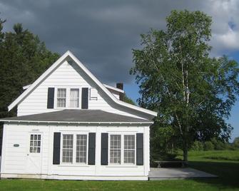 Stable Properties -Three bedroom 'Court' Cottage With Marvelous Views - Westport - Building