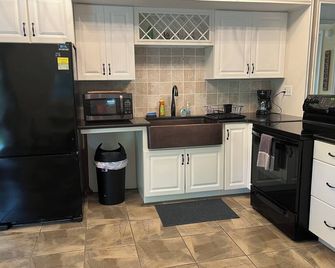 Silver Creek Cottage near the dunes and beaches - Mears - Kitchen