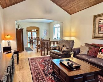 Riverfront Retreat. Year-round river in North Payson. - Payson - Soggiorno