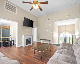 Spacious 4-bedroom House near Downtown Clarksville - Clarksville - Living room