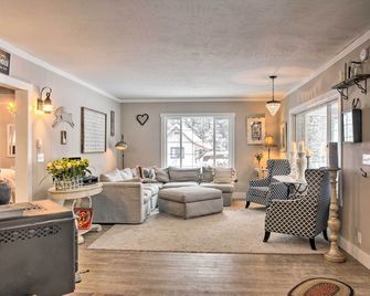 Modern Farmhouse w/ Movie Room - 6 Mi to Lake! - Coeur d'Alene - Living room