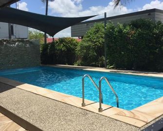 Country Plaza Motor Inn - מאקאי - בריכה