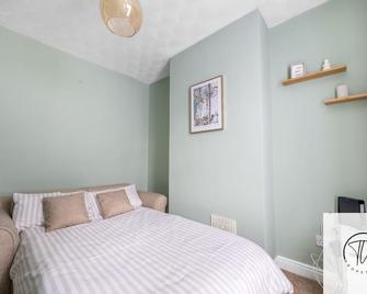 Shamrock House- 2 Br House, Free Parking & Wifi - Ipswich - Bedroom