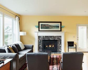 Modern luxury with sunset views of the Puget Sound in historic Queen Anne - Seattle - Living room