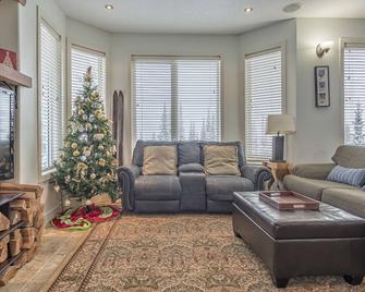 Authentic Family Style Cabin Wood Fireplace - Pet Friendly and Private Hot Tub! - Lumby - Sala de estar