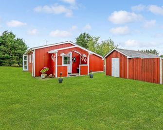 2 Bedroom Lovely Home in Saeby - Saeby