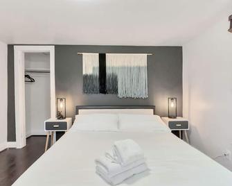 This property offers a colorful and funky modern vibe with updated furniture and decorations - Berkley - Habitación