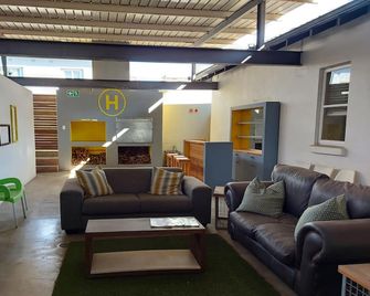 The Hampton Guest House - East London - Wohnzimmer