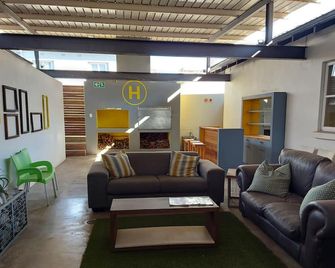 The Hampton Exclusive Guesthouse - איסט לונדון - סלון