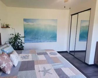 Detached guest house on private gated Spanish Estate with a pool, Temecula close - Fallbrook - Bedroom