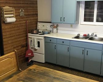 Beautiful 3 Bedroom Cabin at Clear Lake, Alberta. Perfect for kids and boating! - Wainwright - Cocina