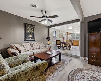 Enjoy The Agave House! Best Location, Outdoor Fun, Ample Parking & Pet-Friendly! - Ocean Springs - Living room
