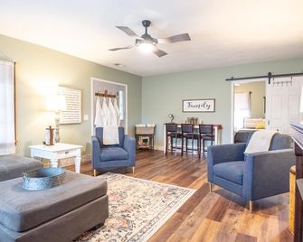 Pet-friendly, renovated, walk to downtown. - Nashville - Living room