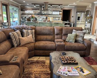 Luxury on the Lake at Legends Retreat - Chandler - Lounge