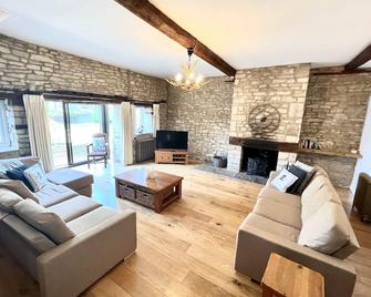 The Old Coach House - Witney - Living room