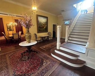Spacious 4-bedroom estate in charming Indianola with AC, WiFi - Indianola