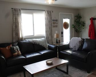 Deer-View Cabin - Remodeled Cabin with Spacious Yard and Cozy Living - Johannesburg - Sala de estar