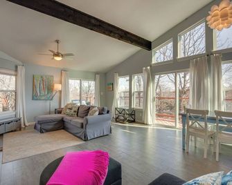 Serene Valley Views Lake Texoma Retreat - Pottsboro - Living room